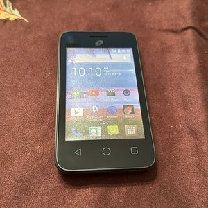 Play phone toy )doesn’t really work ) fake